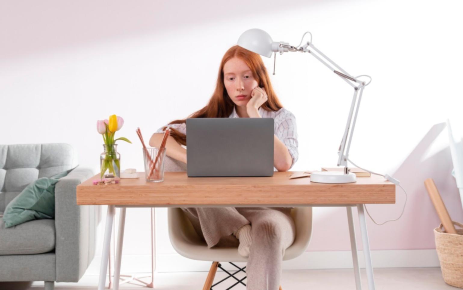 Finanzplanungs-Arbeitsplatz mit Dokumenten und Grafiken